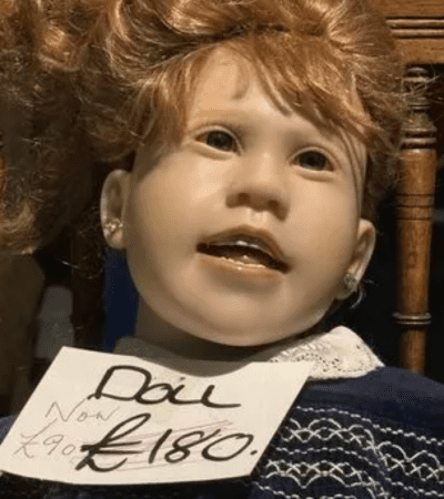 Paranormal : Une poupée terrifie les clients d’un magasin d’Édimbourg