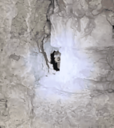 Mystère : un œil surveille un garage mexicain depuis un trou dans le mur