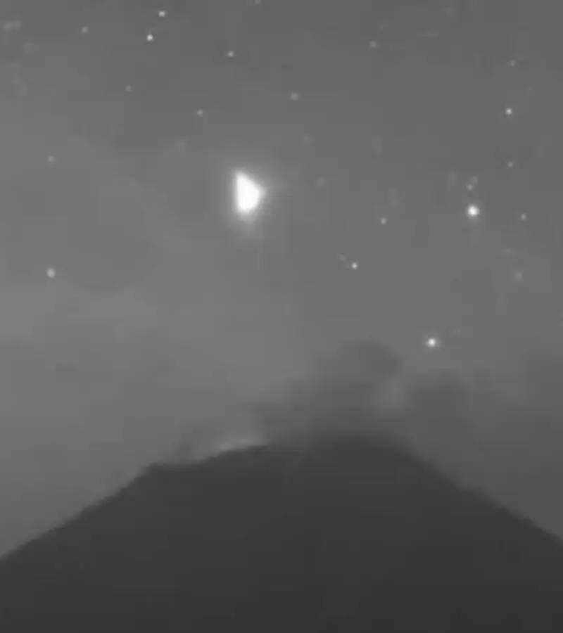 OVNIs : un énorme triangle lumineux filmé au-dessus d’un volcan au Mexique