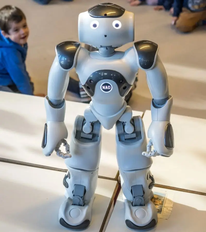 IA : un robot aux allures d’extraterrestre parle aux enfants