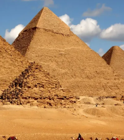 Archéologie : des scientifiques affirment avoir découvert une « vaste ville » sous les pyramides d’Égypte